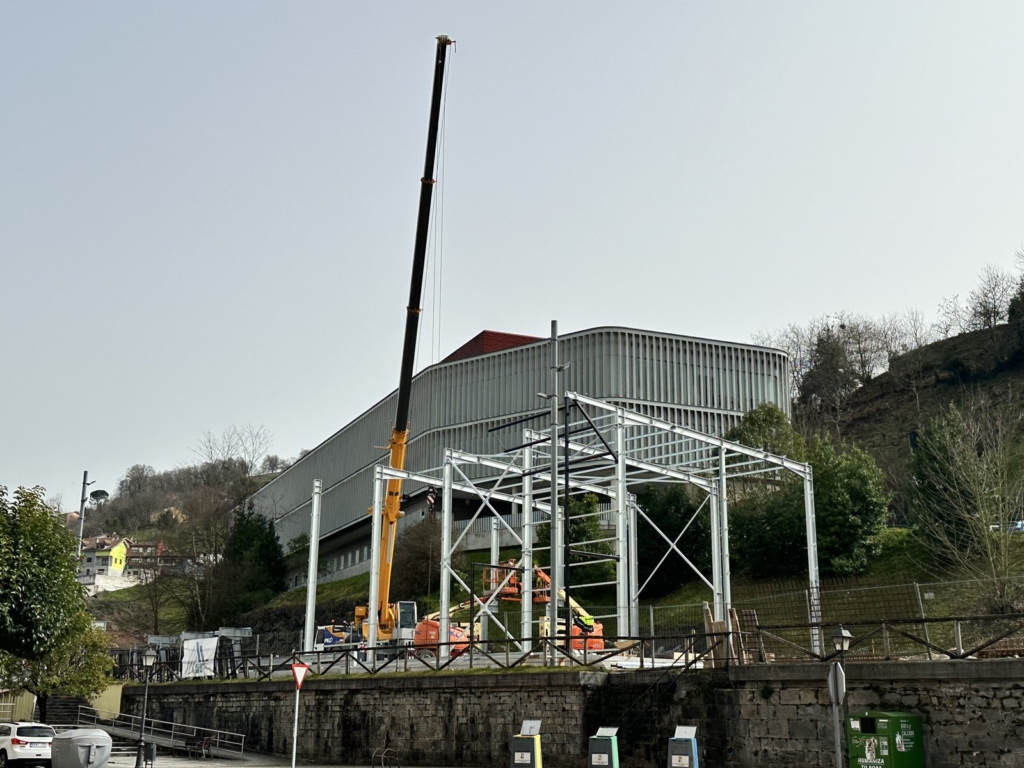 Grúa en el montaje de la estructura metálica de la ampliación del centro tecnológico de El Entrego, marzo de 2026.