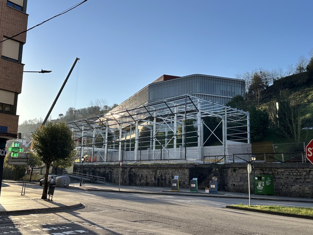 Vista de la estructura metálica del nuevo edificio junto al centro tecnológico de El Entrego, marzo de 2026.