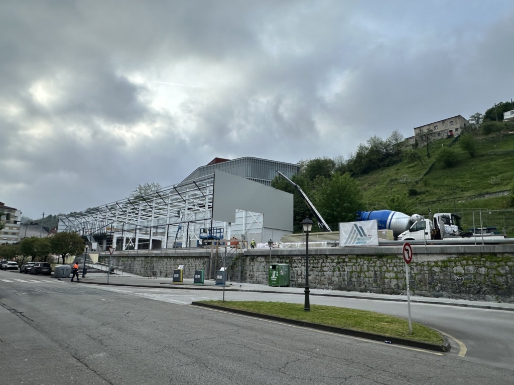 Colocación de los cerramientos de la ampliación del centro tecnológico de El Entrego, abril de 2026.